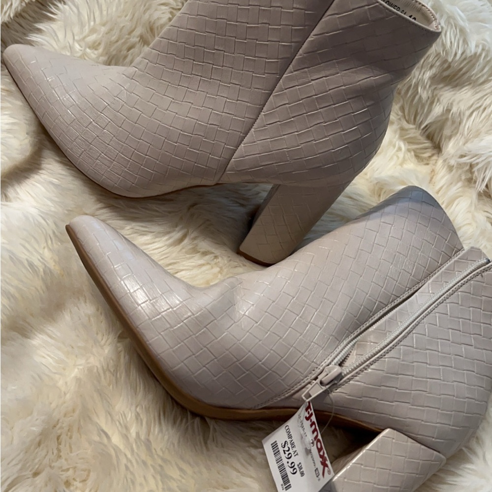 Elegant Cream Textured Women's Ankle Boots